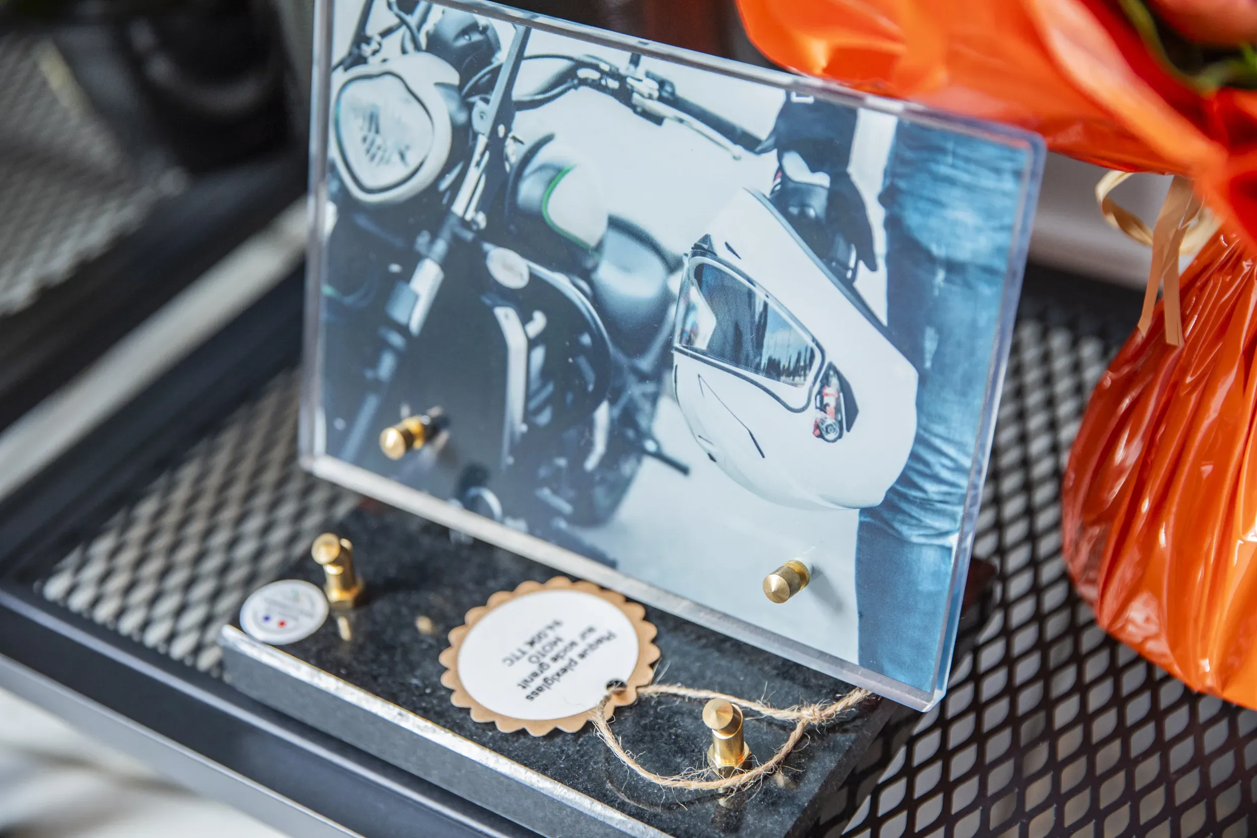 Plaque commémorative en plexiglas pour passionné de moto, socle en granit.