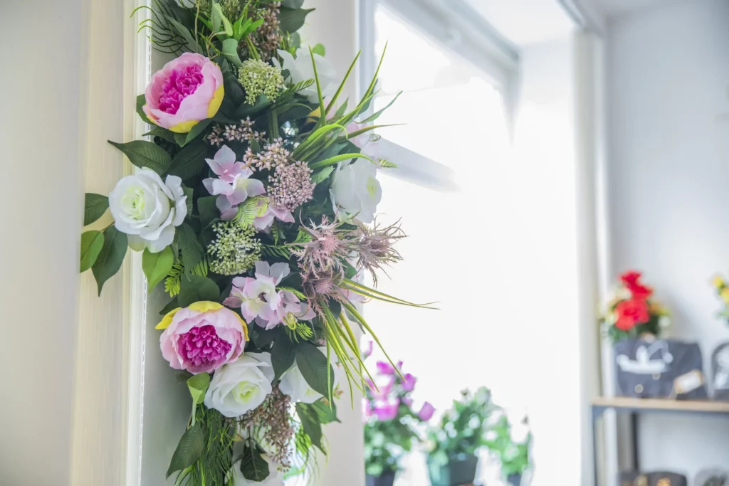 Décoration florale artificielle avec pivoines roses et roses blanches en boutique.