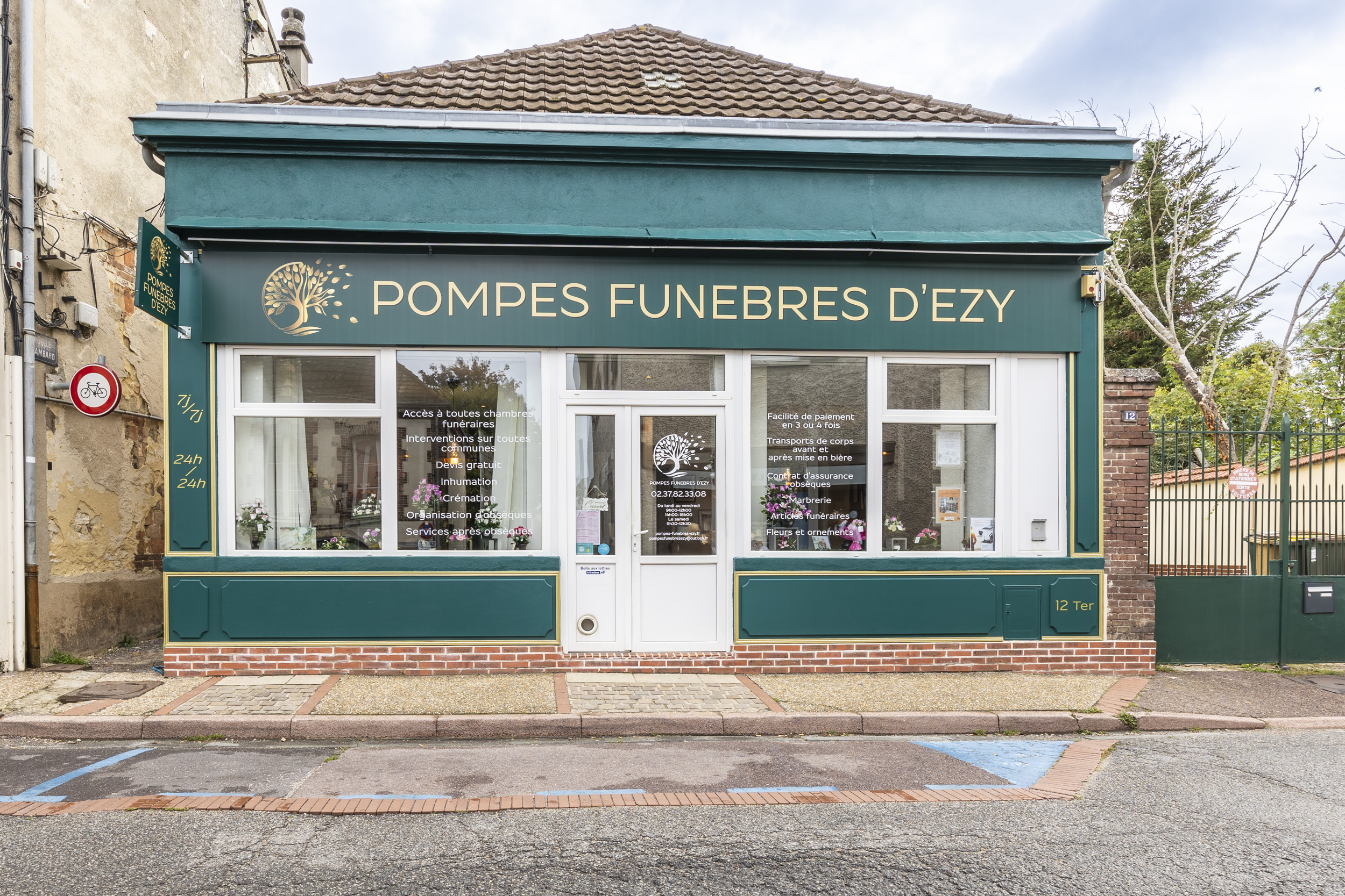 Photo 0 de POMPES FUNEBRES  D'EZY